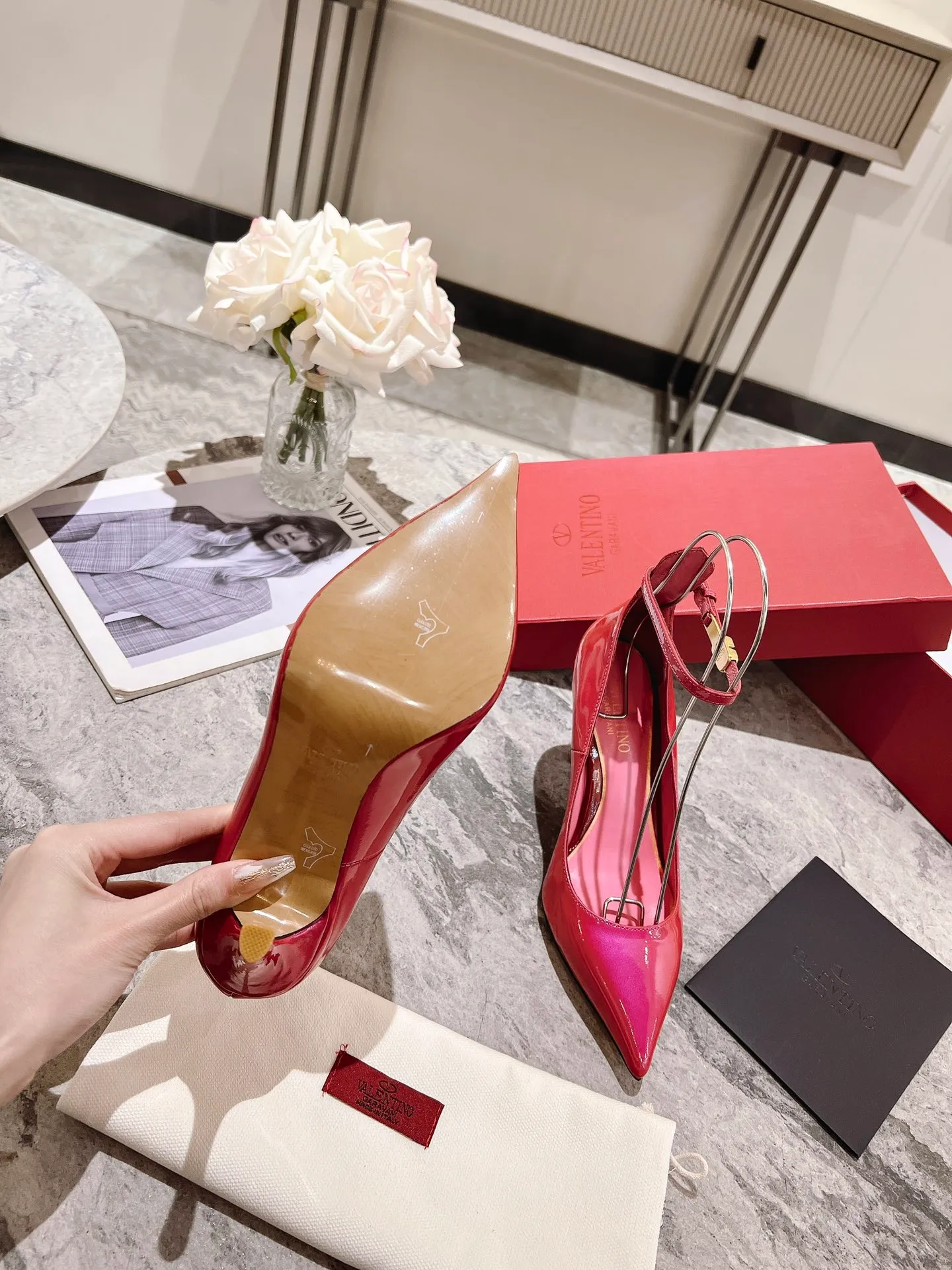 👟👟Ex-factory price 440👟👟 Genuine leather sole +40 Top version 𝑉𝐴𝐿𝐸𝑁𝑇𝐼𝑁𝑂 Valentino new spring and summer women's 6⃣️color patent leather shoes. Unique (small V-label buckle) hardware brings out a full sense of high-end, and the new season will live up to expectations! Worth buying ★ Qipi is absolutely high-grade ❥Original method, absolutely sensual ❥Elegant style, creating a different feeling, simple and elegant style!  Code number: 35-41 (34-42 customized) Fabric: Imported patent leather Lining: Sheepskin lining Heel height: 7cm-10cm2⃣️Various heel height options Leather outsole Rubber outsole